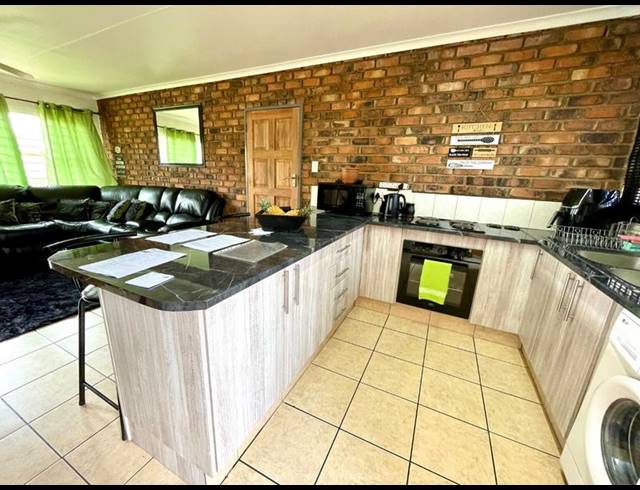 3 BEDROOM TOWNHOUSE FOR SALE IN RANGEVIEW